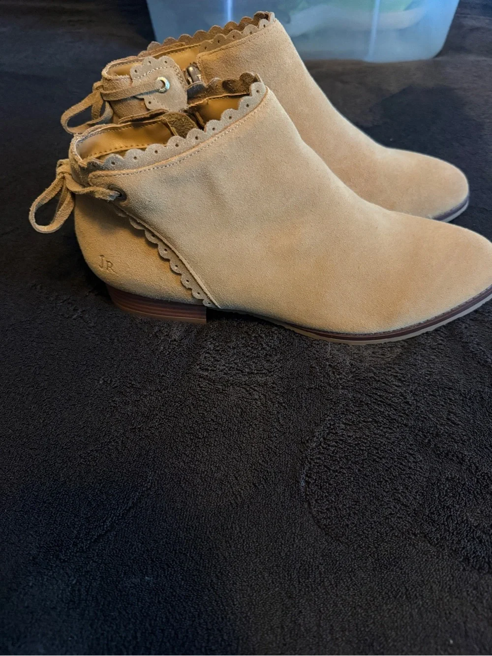 Women's Scalloped Zip Ankle Boots in Light Beige/Cream